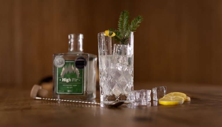 Der Gin Fizz ist ein spritziger Cocktail mit Zitrone.